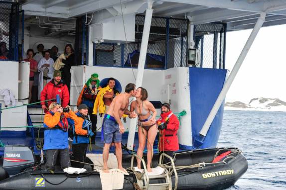 Clima de romance entre o australiano Lochi e a alemã Anne pouco antes do polar plunge do casal nas águas geladas de Brown Bluff, na Antártida (foto de Vladimir Seliverstov)